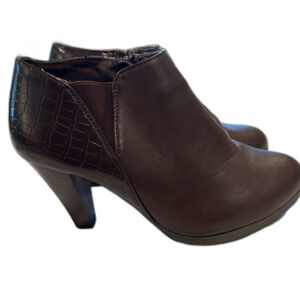 White Mountain Brown Faux Leather Shoes - Size 7,5 Wide